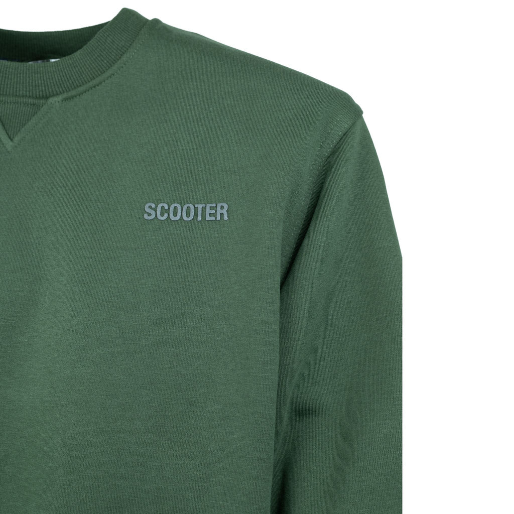 Detalle cuello redondo reforzado y logo SCOOTER bordado en relieve sudadera Hackney verde militar

