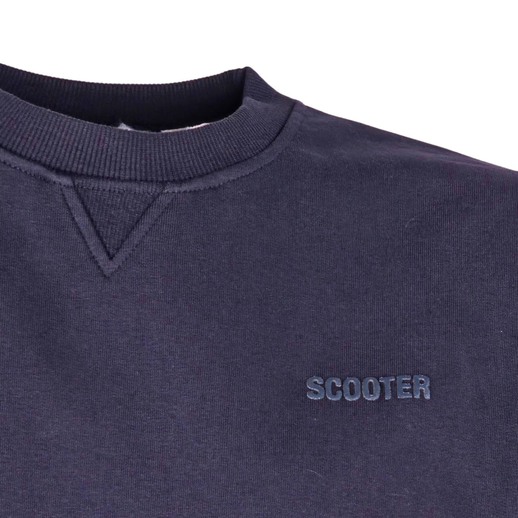 Detalle cuello redondo reforzado y logo SCOOTER bordado en relieve sudadera Hackney azul marino