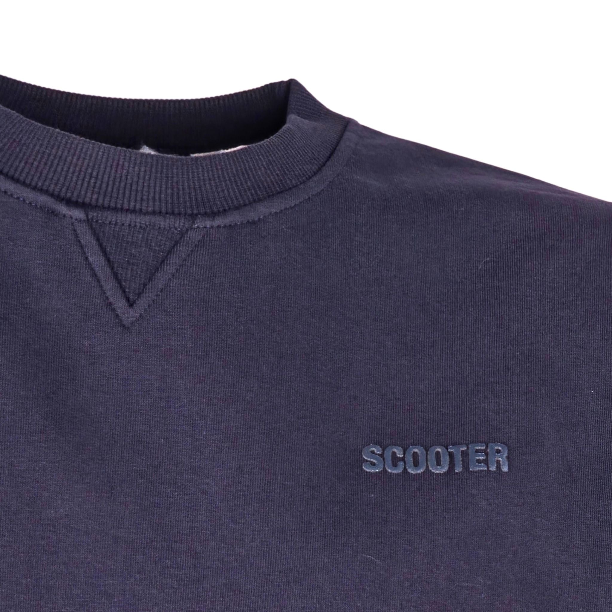 Detalle cuello redondo reforzado y logo SCOOTER bordado en relieve sudadera Hackney azul marino