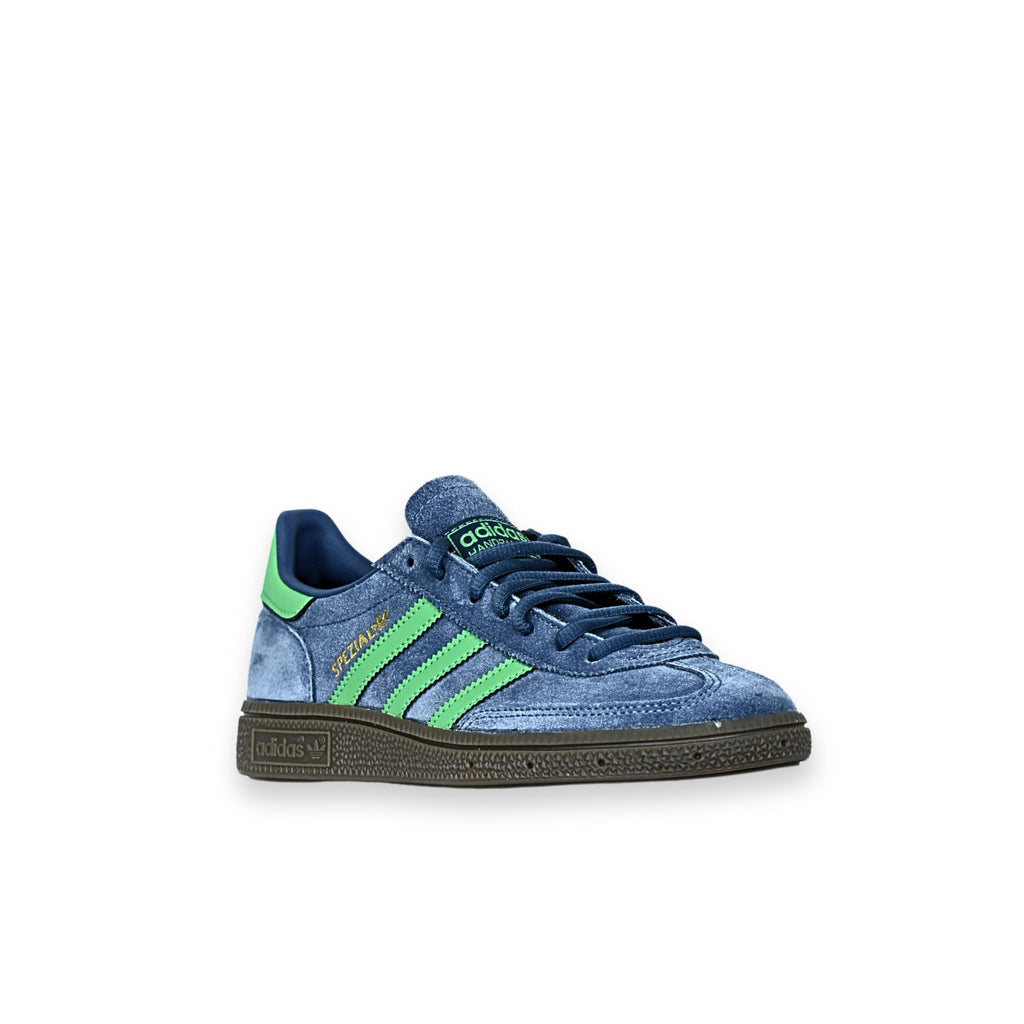 Adidas Handball Spezial JH5437 azul Preloved Ink – vista en ángulo tres cuartos con suela goma caramelo

