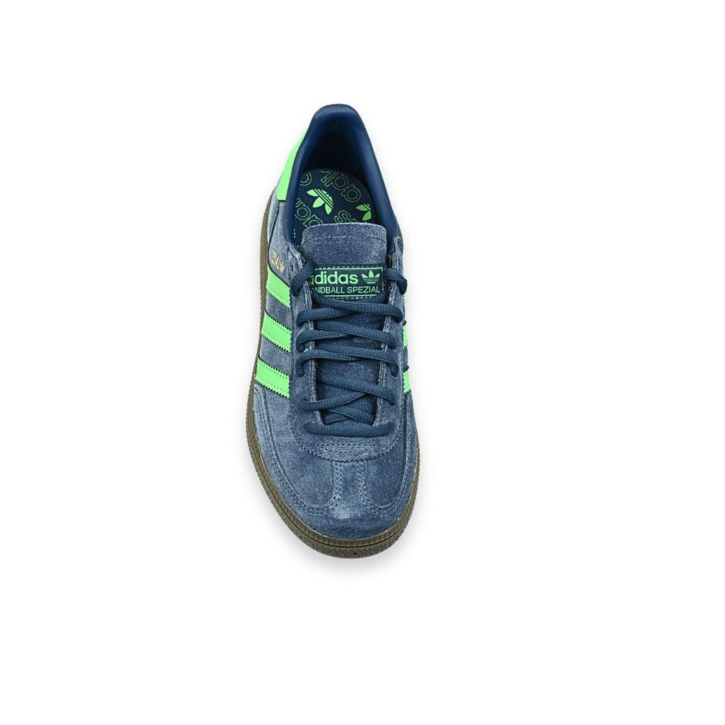 Detalle lengüeta Adidas Handball Spezial JH5437 – bordado verde con plantilla estampada trébol Adidas
