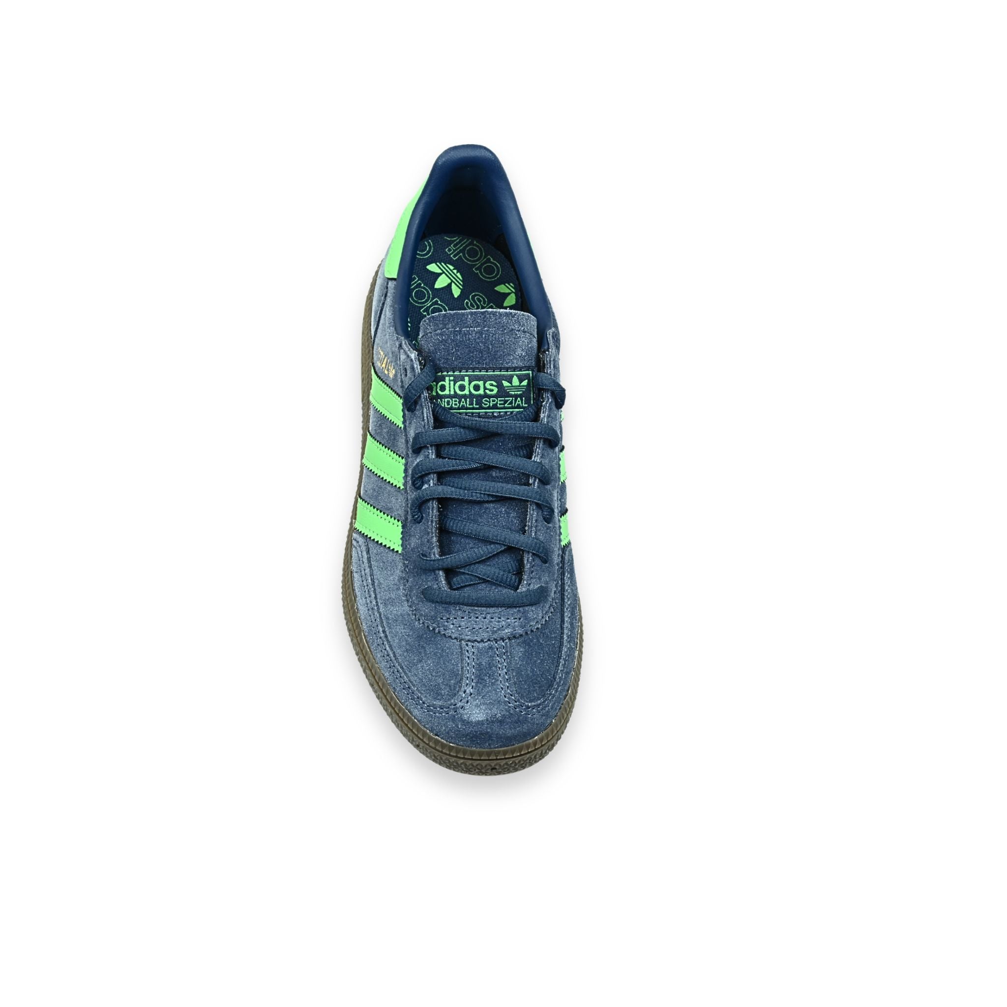 Detalle lengüeta Adidas Handball Spezial JH5437 – bordado verde con plantilla estampada trébol Adidas
