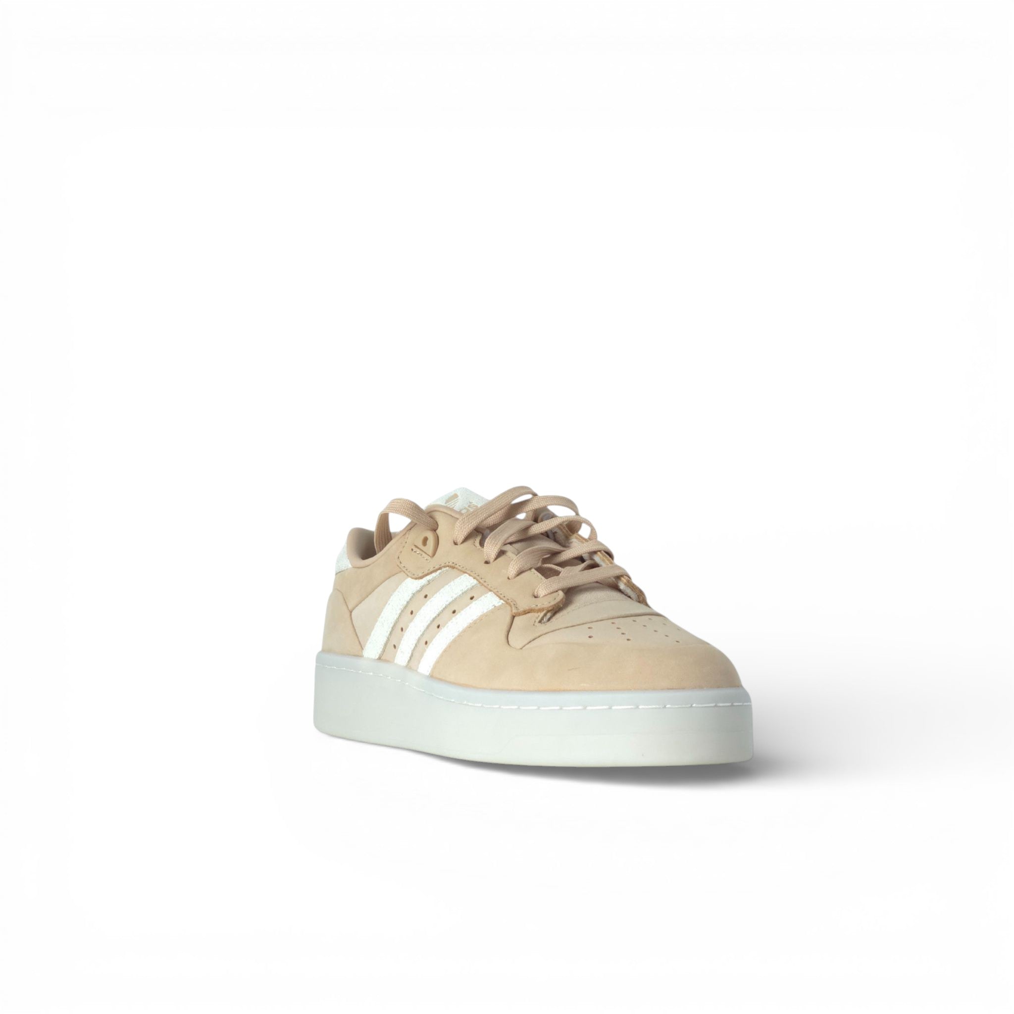 Vista angular zapatilla Adidas Rivalry Lux Low ante beige premium
