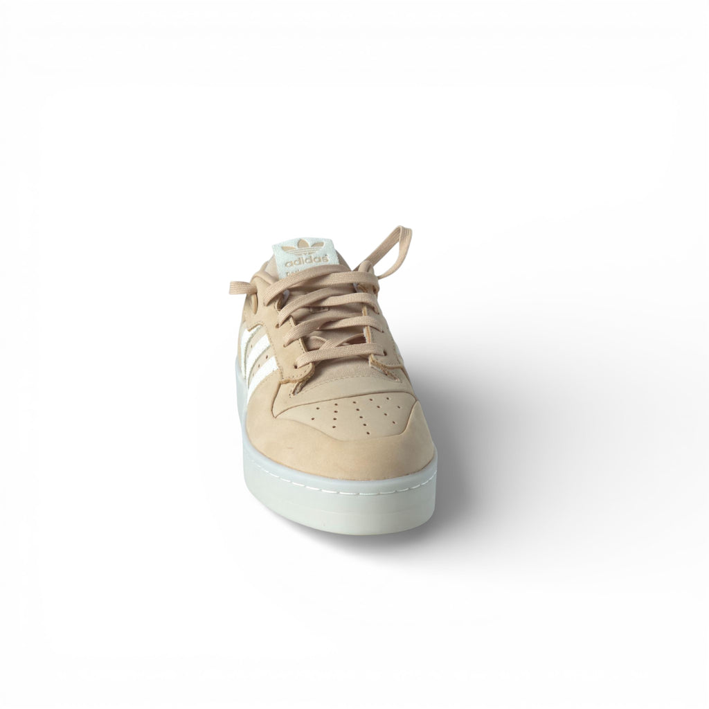 Detalle puntera zapatilla Adidas Rivalry Lux Low ante beige
