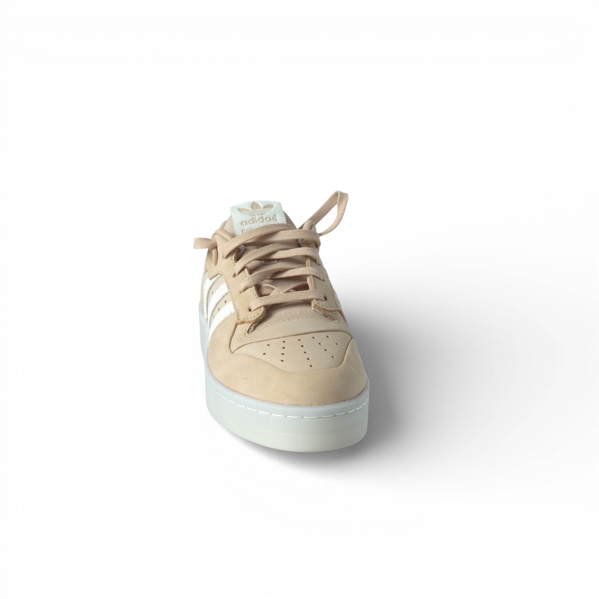 Detalle puntera zapatilla Adidas Rivalry Lux Low ante beige
