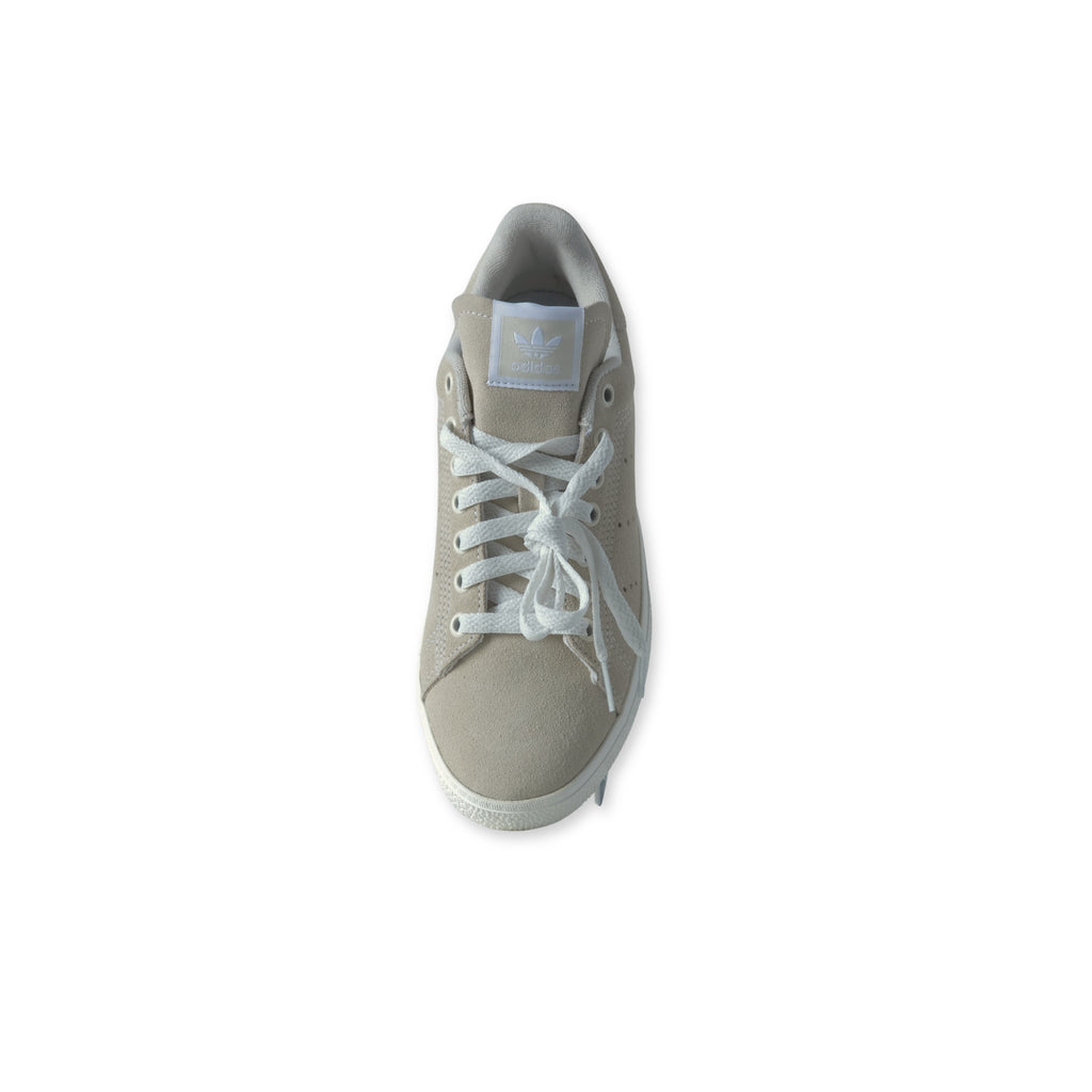 Adidas Stan Smith CS W zapatilla gris claro vista en ángulo tres cuartos, lengüeta levantada y suela blanca
