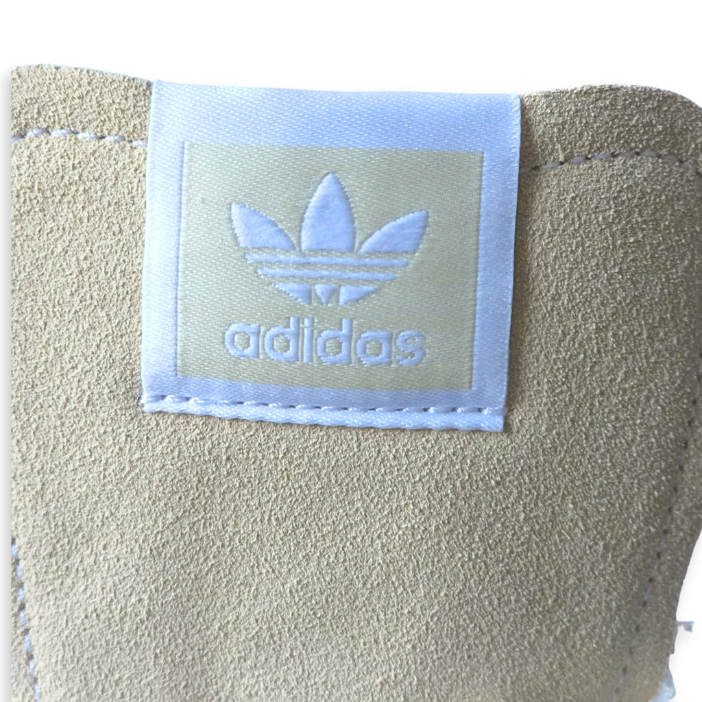 Adidas Stan Smith CS W detalle de etiqueta interior Adidas Originals con trébol sobre ante beige
