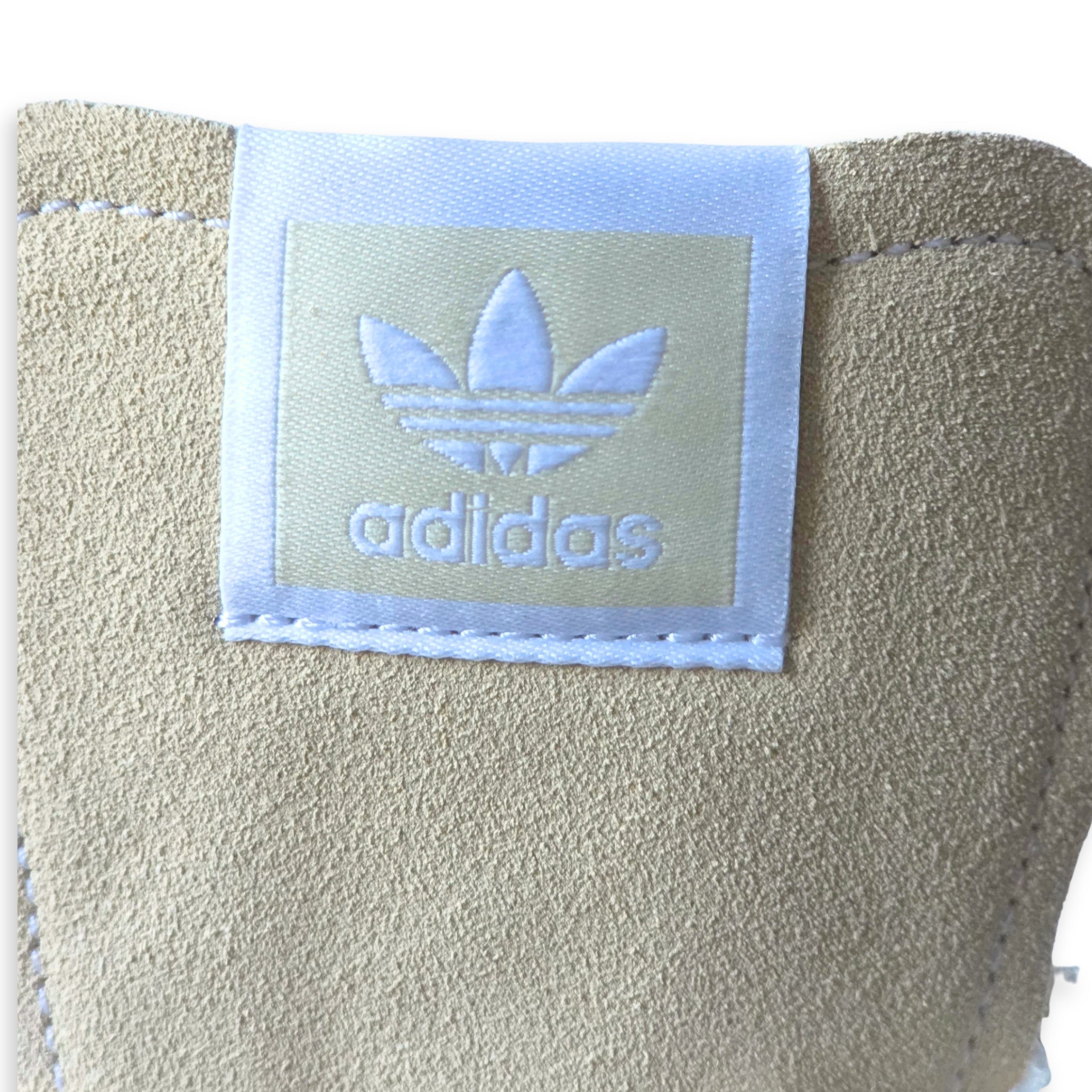 Adidas Stan Smith CS W detalle de etiqueta interior Adidas Originals con trébol sobre ante beige
