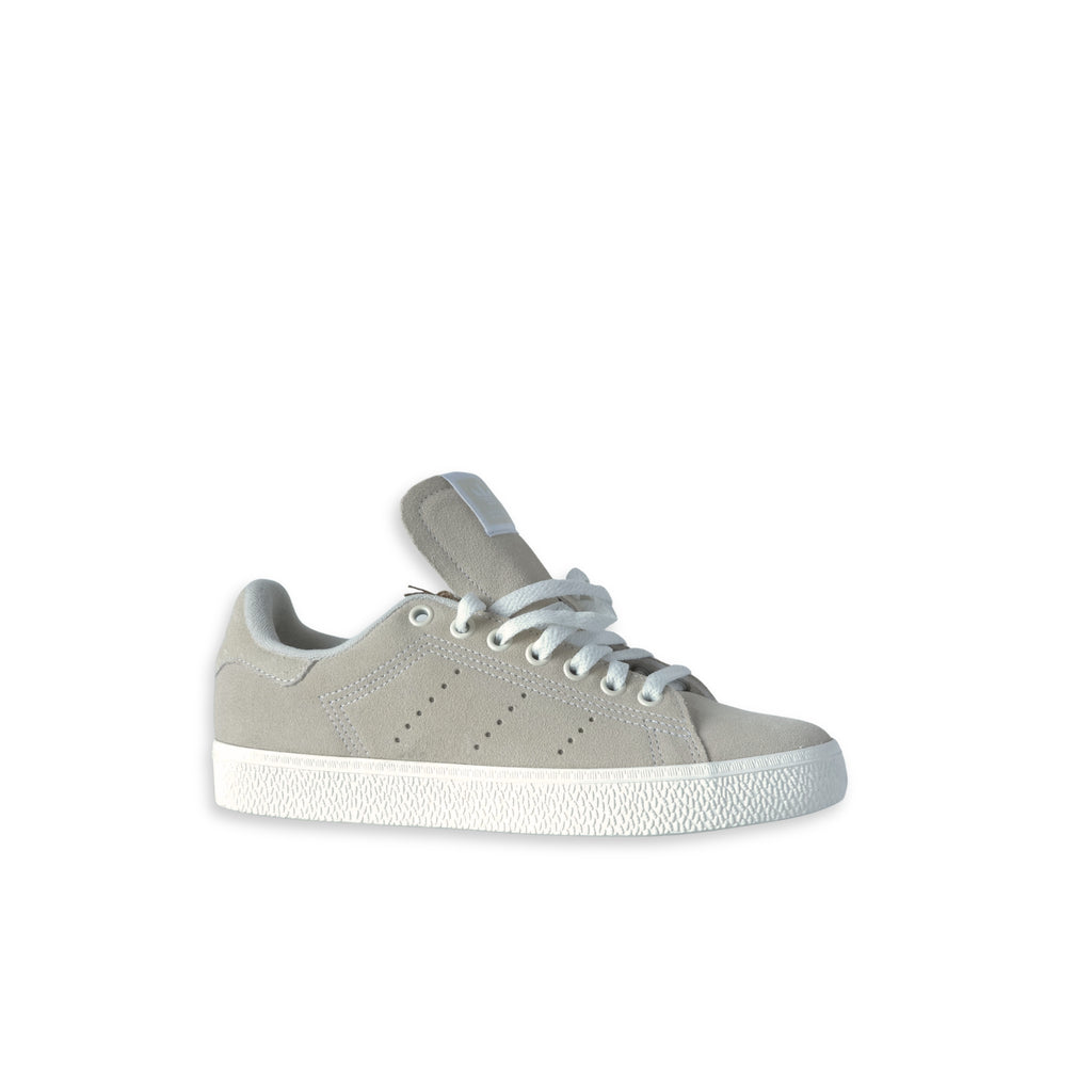 Adidas Stan Smith CS W zapatilla gris claro vista lateral, suela blanca gruesa y cordones blancos

