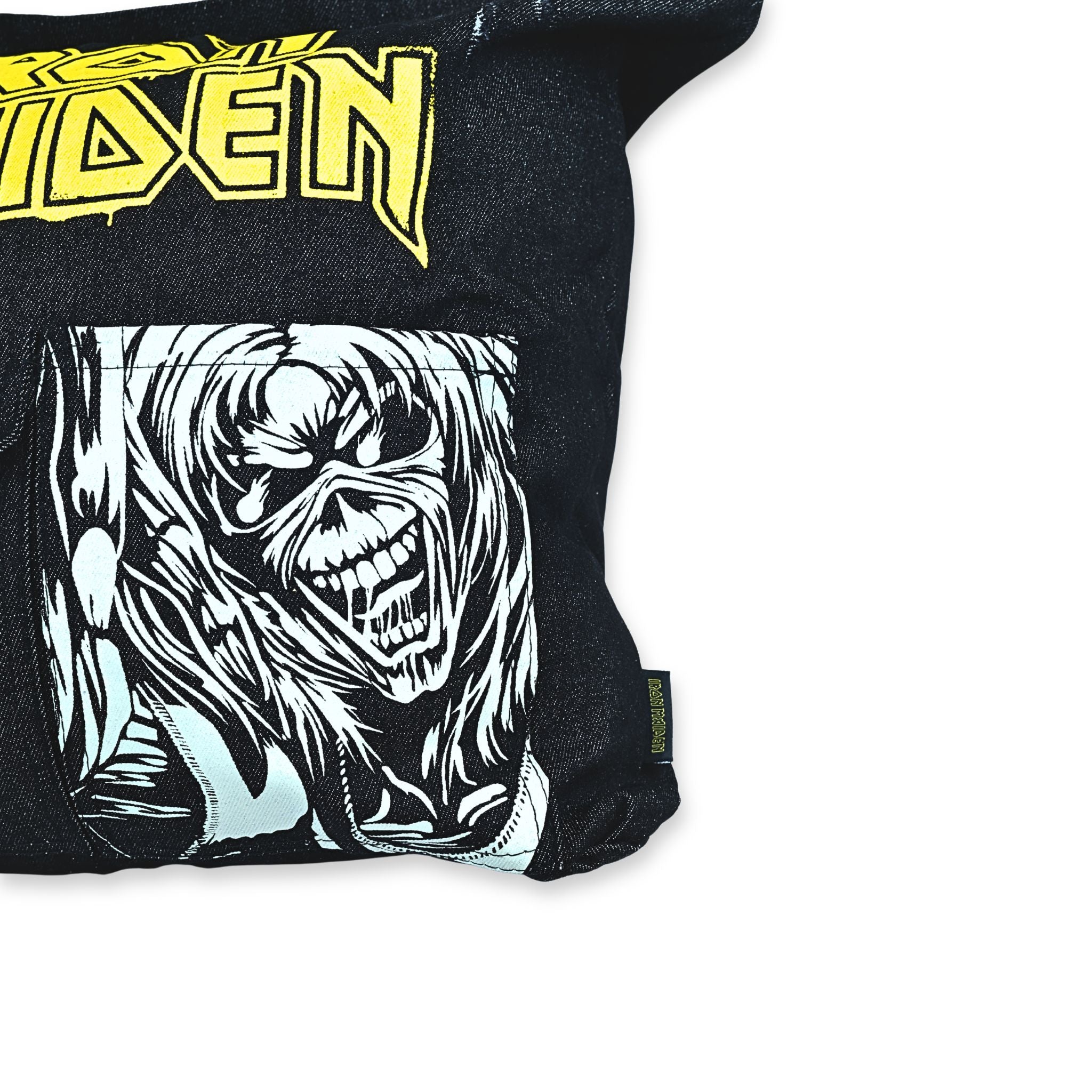 Detalle parche Eddie The Head bolso tote Iron Maiden denim – impresión alta resolución y etiqueta oficial – Softcrabshop
