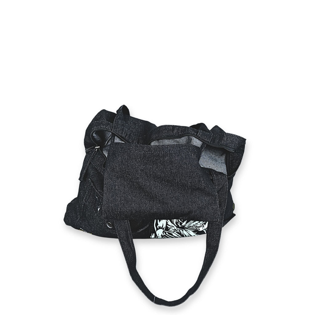 
Detalle cremallera negra bolso tote Iron Maiden denim – cierre superior de seguridad – Softcrabshop
