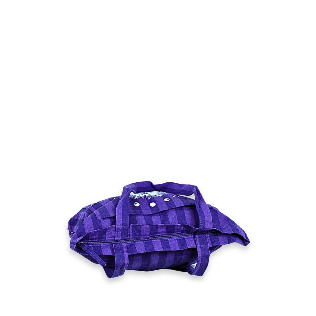 Bolso tote oficial Wednesday doblado mostrando cremallera superior negra de cierre completo
