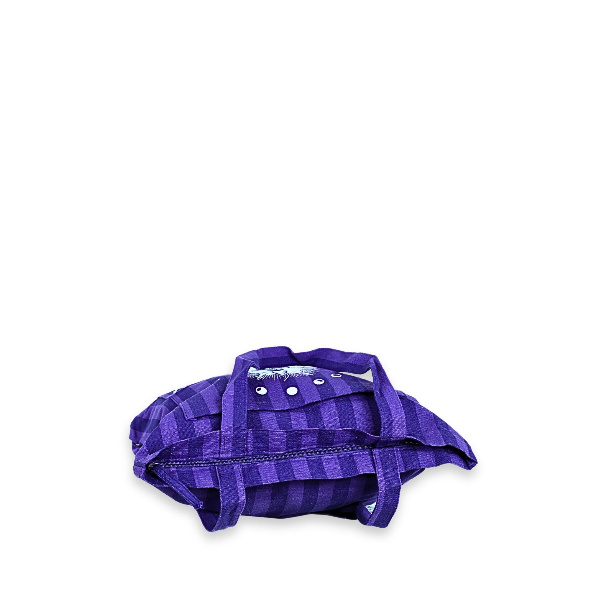 Bolso tote oficial Wednesday doblado mostrando cremallera superior negra de cierre completo
