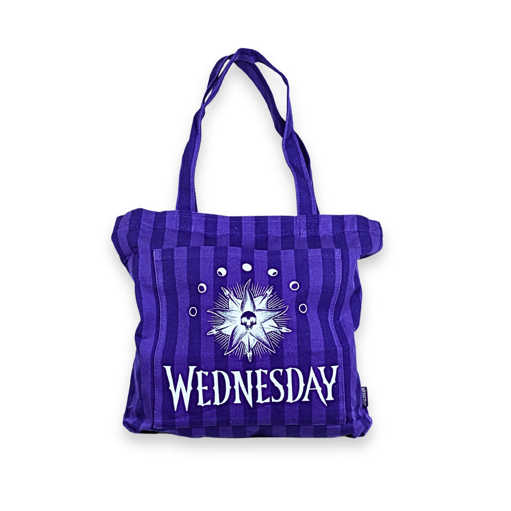 Bolso tote oficial Wednesday rayas moradas y negras con logo Nevermore y fases lunares vista frontal
