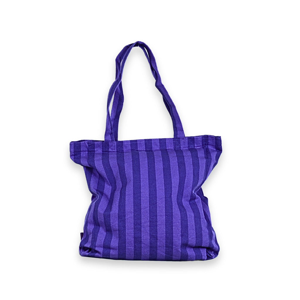 Bolso tote oficial Wednesday vista trasera rayas moradas y negras con asas de tela reforzadas
