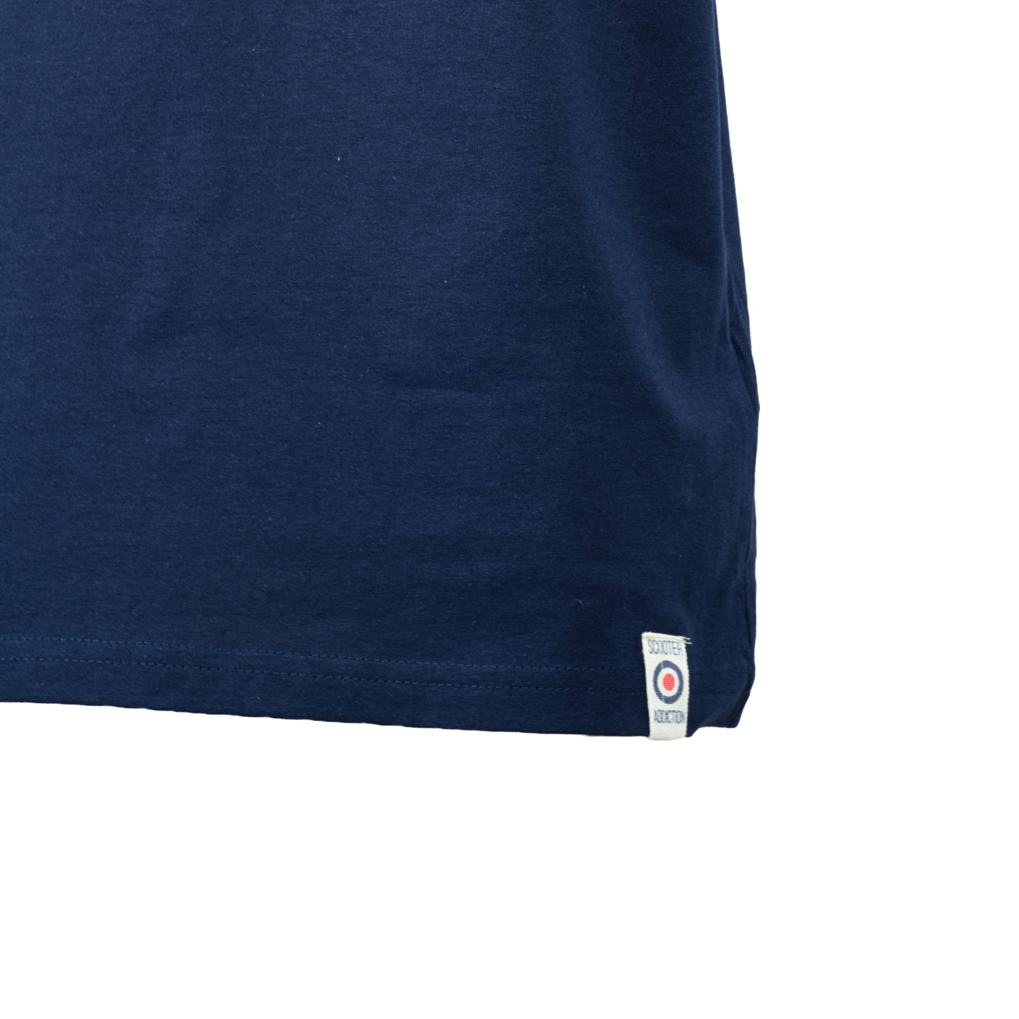 Detalle bajo camiseta Scooter Addiction - etiqueta tejida con escarapela tricolor mod
