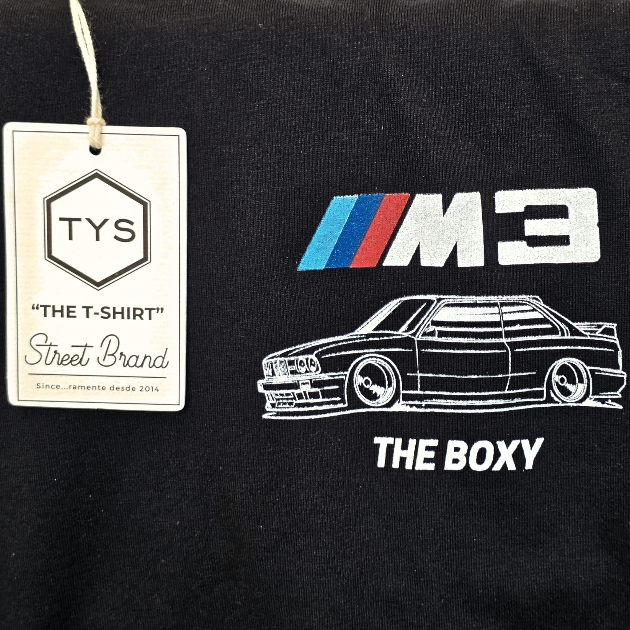 Camiseta oversize negra BMW M3 E30 The Boxy TYS – Detalle gráfico pecho
