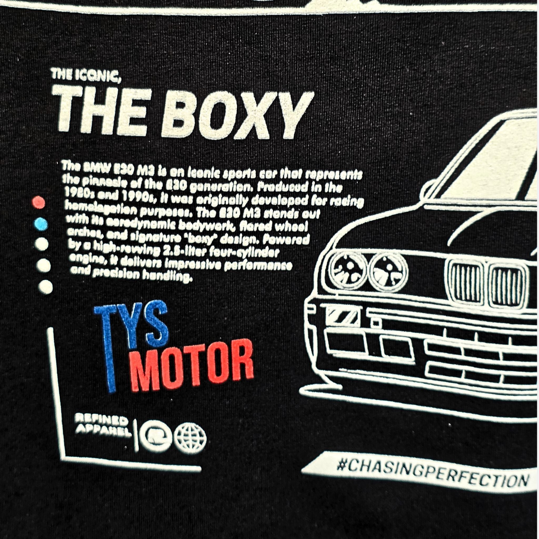 Camiseta oversize negra BMW M3 E30 The Boxy TYS – Texto y gráfico técnico motor
