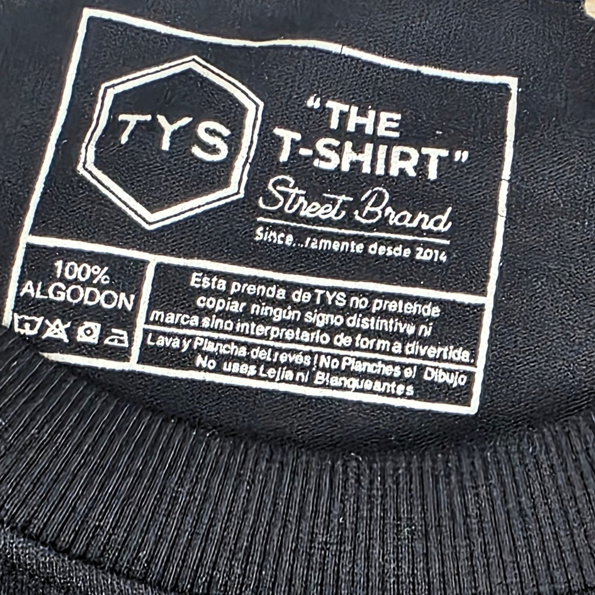 Etiqueta interior cuello camiseta TYS Street Brand - 100% algodón, instrucciones de lavado serigrafiadas
