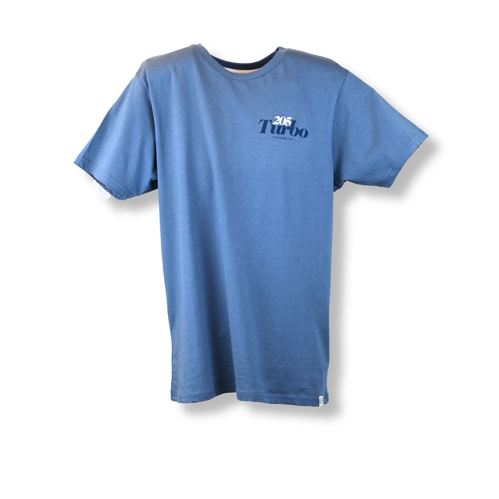Camiseta TYS Peugeot 205 Turbo 16 azul denim – vista frontal con gráfico rally en el pecho
