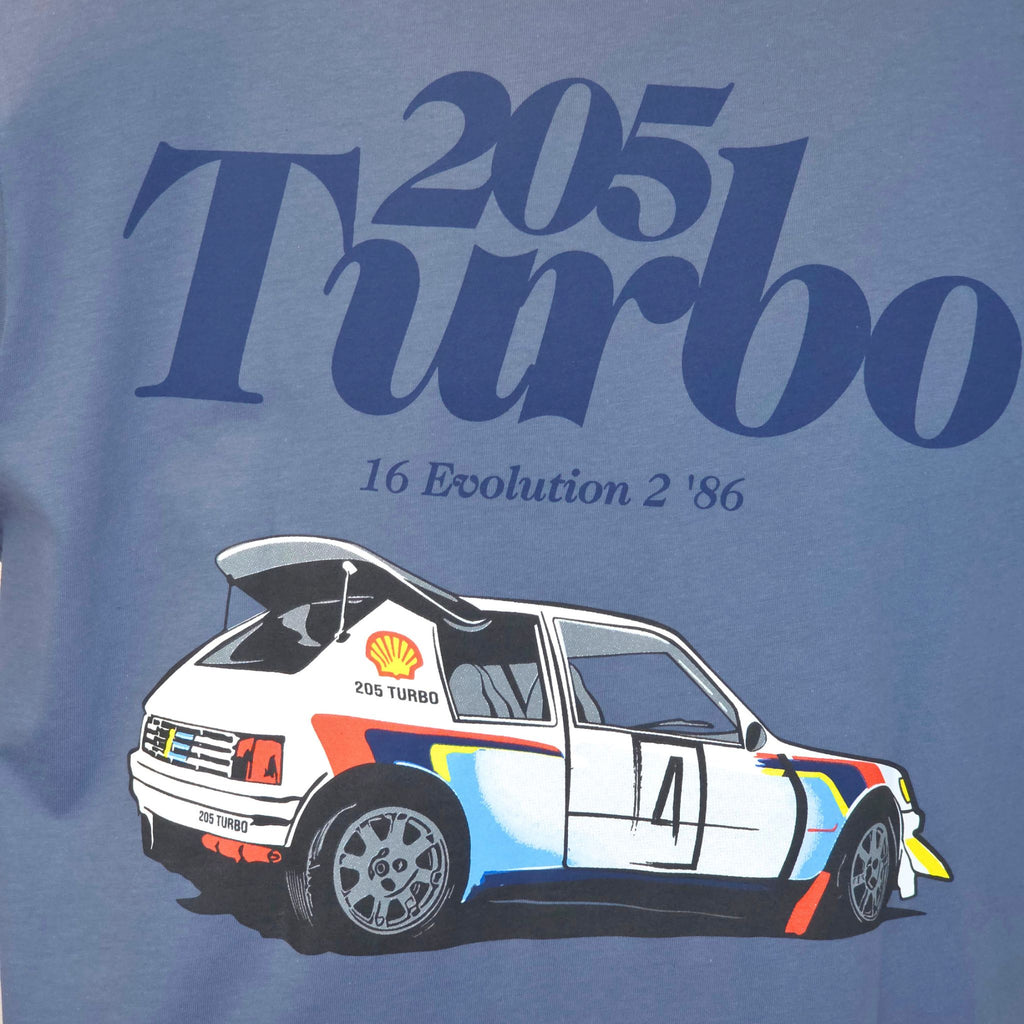 Detalle del estampado serigráfico 205 Turbo 16 Evolution 2 '86 en camiseta TYS azul denim
