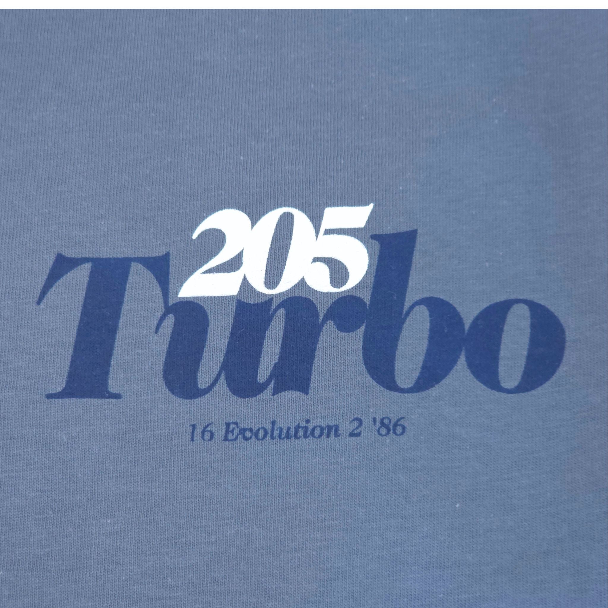 Detalle del gráfico tipográfico 205 Turbo en camiseta TYS – estampado de alta definición azul denim
