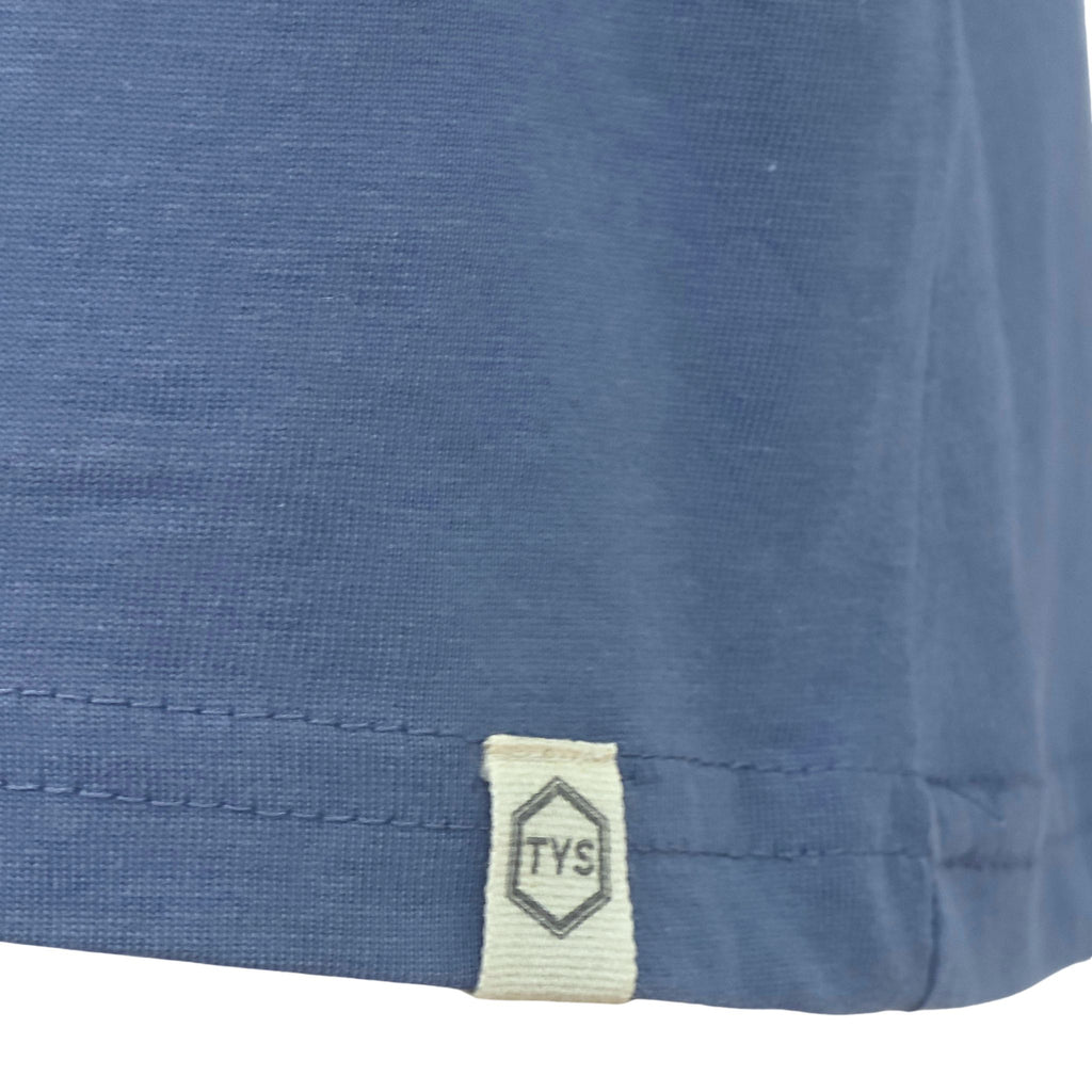 Etiqueta textil lateral TYS cosida en bajo de camiseta – sello de identidad de marca street brand
