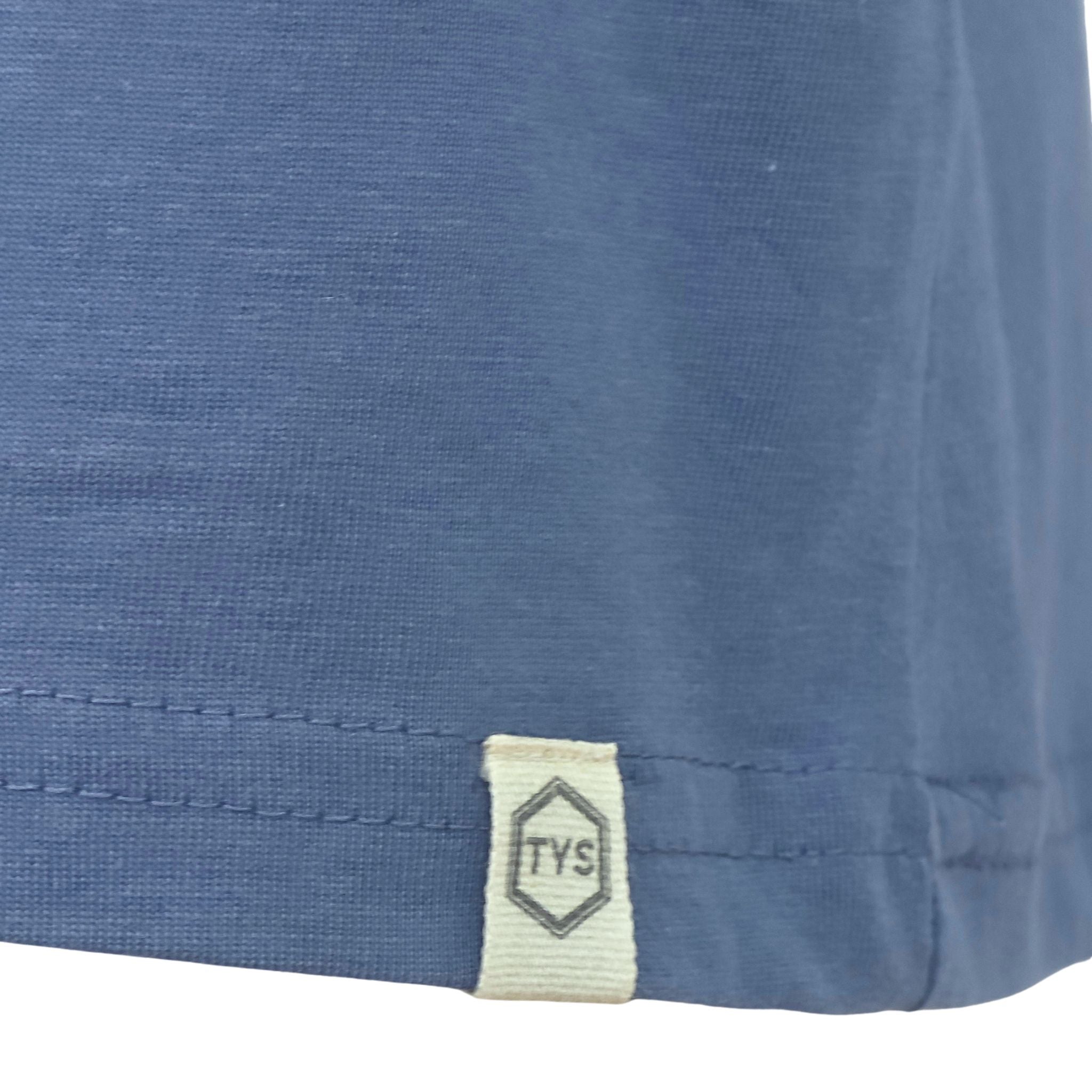Etiqueta textil lateral TYS cosida en bajo de camiseta – sello de identidad de marca street brand
