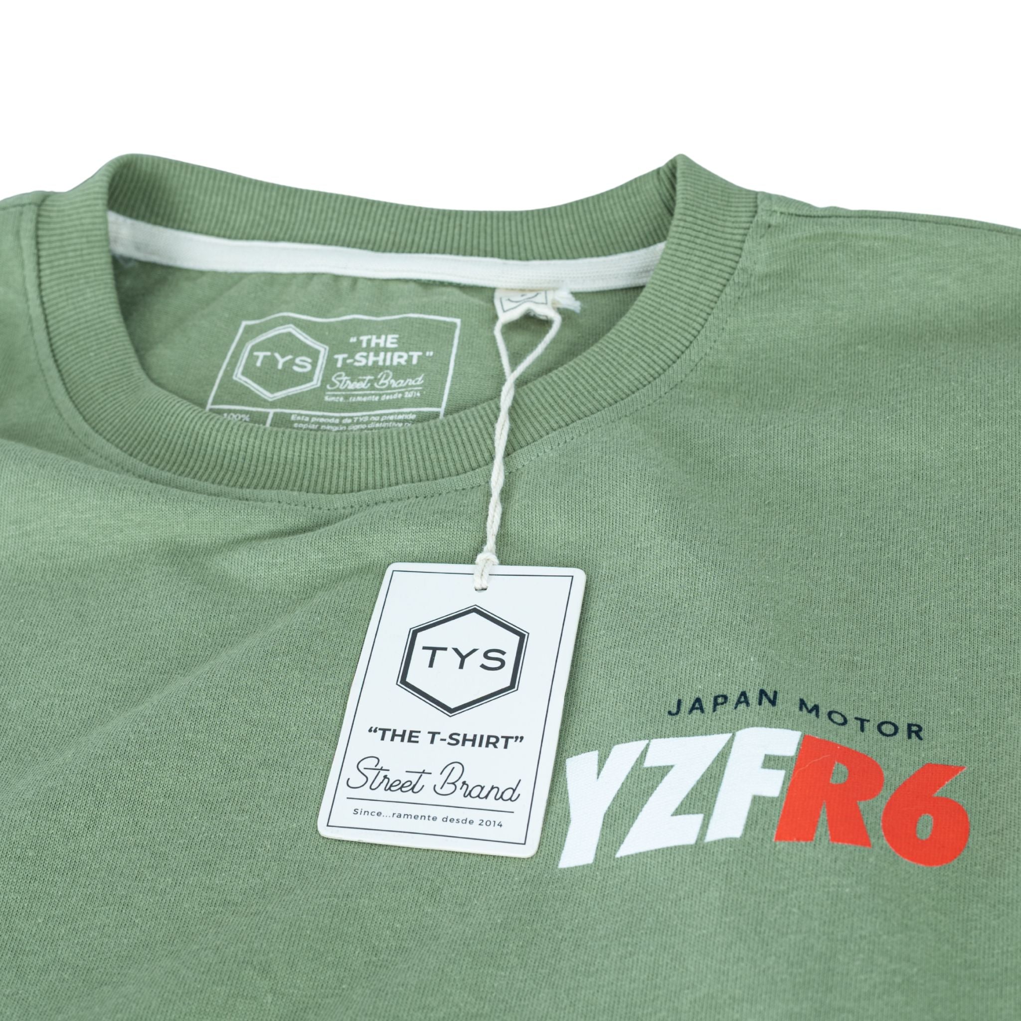 Detalle cuello camiseta TYS "The T-Shirt" Street Brand con etiqueta interior y logo Japan Motor YZF R6 en pecho
