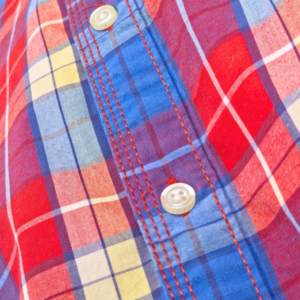 Detalle botones grabados camisa Tommy Hilfiger Denim cuadros
