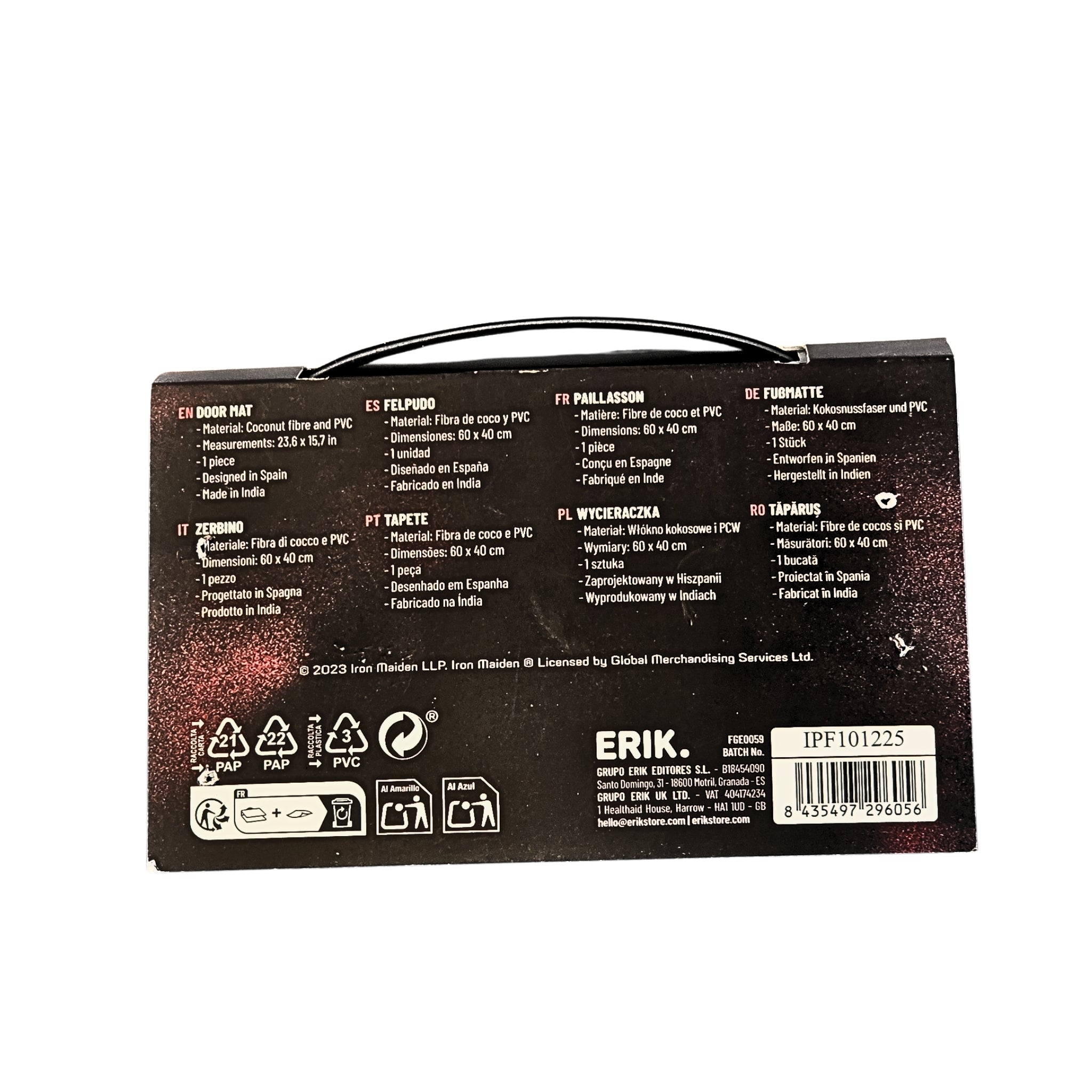 Reverso del packaging del felpudo Iron Maiden con especificaciones técnicas – fibra de coco y PVC, fabricado en India, licencia oficial 2023
