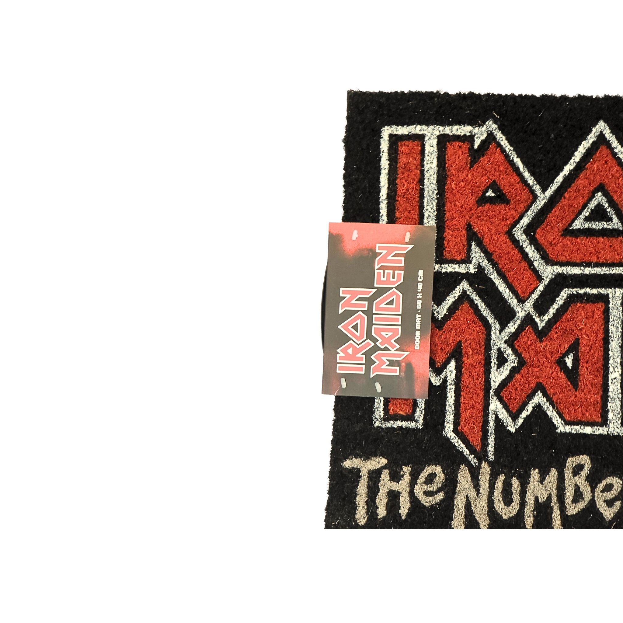 Detalle etiqueta oficial Erik del felpudo Iron Maiden – licencia oficial 60x40 cm
