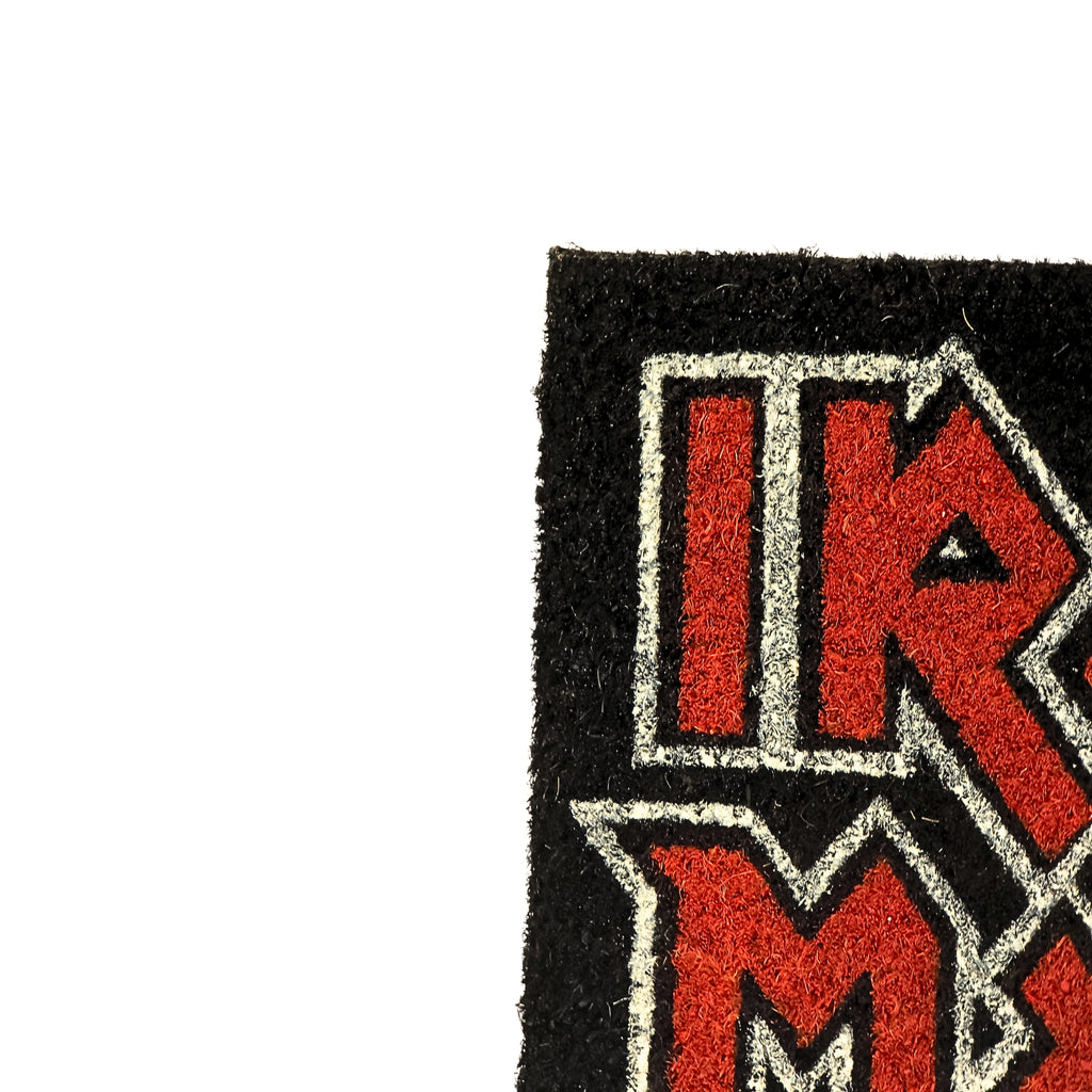 Detalle textura fibra de coco del felpudo Iron Maiden – esquina superior izquierda con logo
