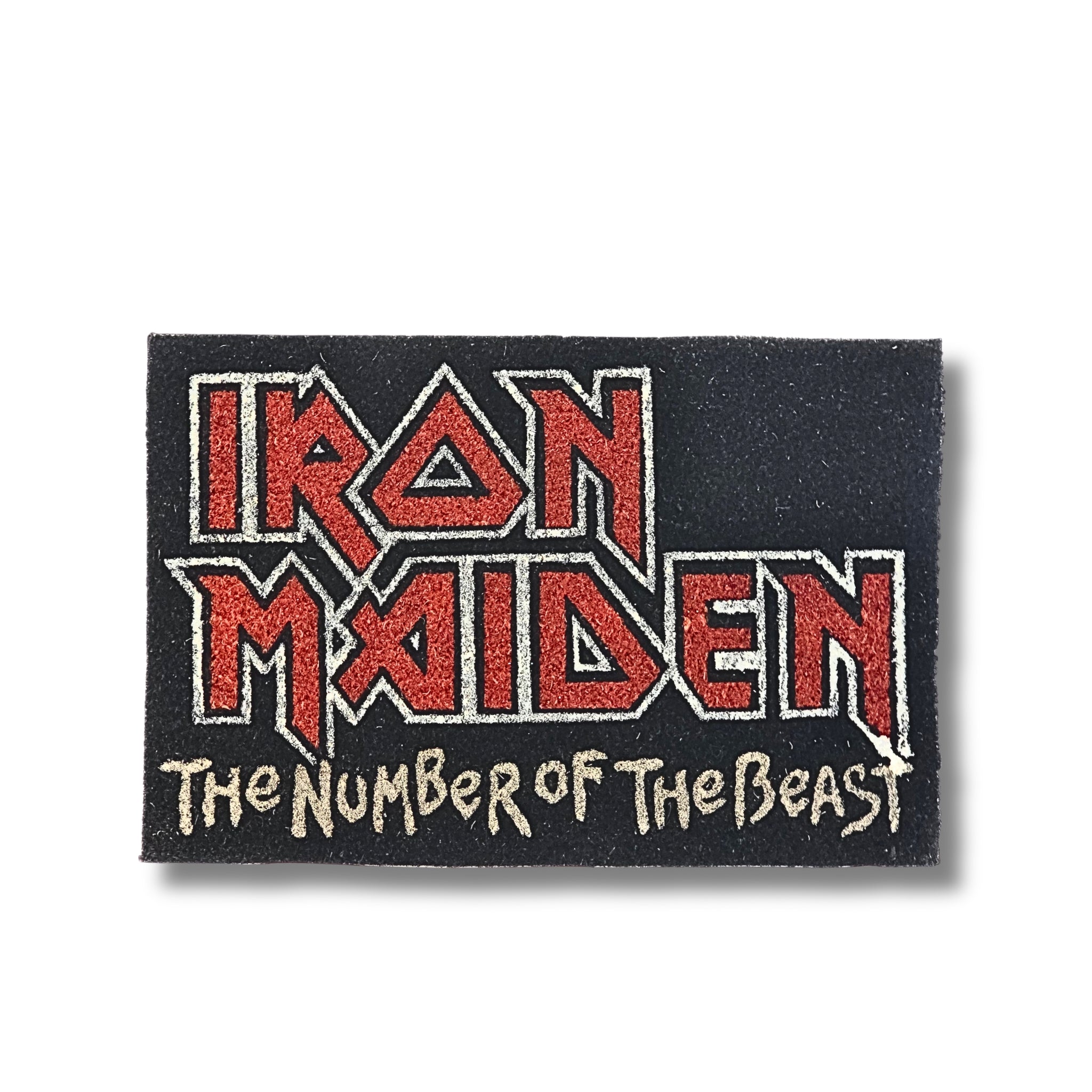 Felpudo Iron Maiden The Number of the Beast – fibra de coco negra con logo rojo y blanco, 60x40 cm
