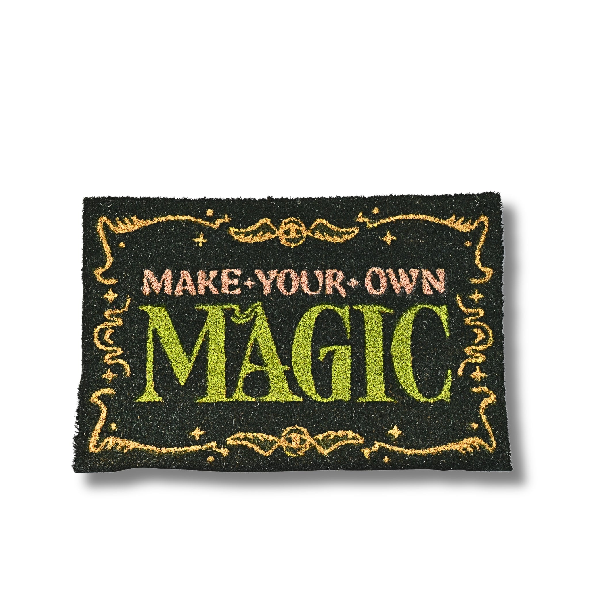Felpudo Wicked Make Your Own Magic - vista frontal, diseño tipografía verde y dorado sobre fibra de coco negra 60x40 cm