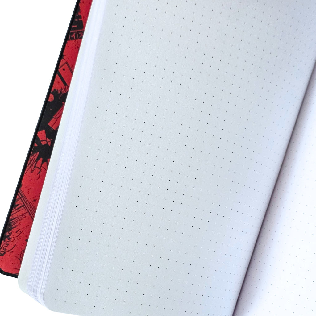 Libreta premium Sakamoto Days A5 detalle de páginas interiores con papel punteado de 100g
