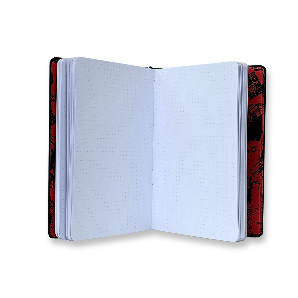 Libreta premium Sakamoto Days A5 abierta mostrando páginas interiores punteadas y guardas rojas
