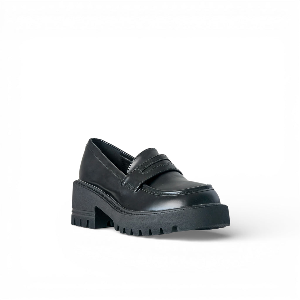 Mocasines negros Zapaelx con plataforma track - vista en ángulo
