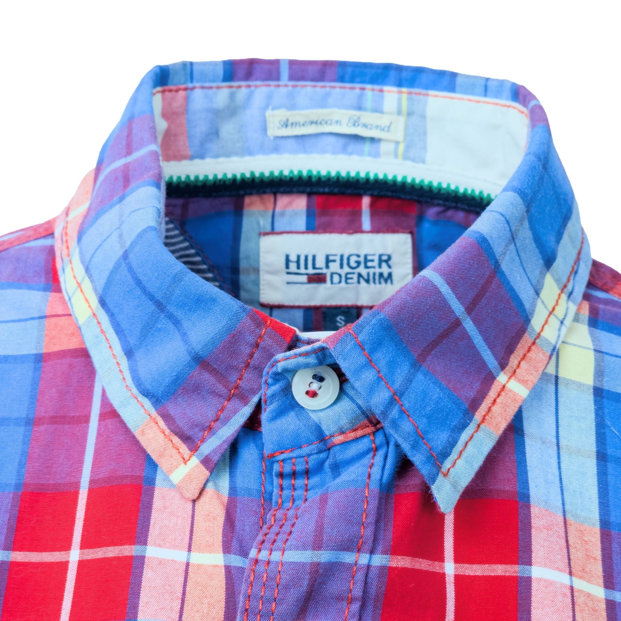 Detalle cuello abotonado camisa Tommy Hilfiger Denim vintage
