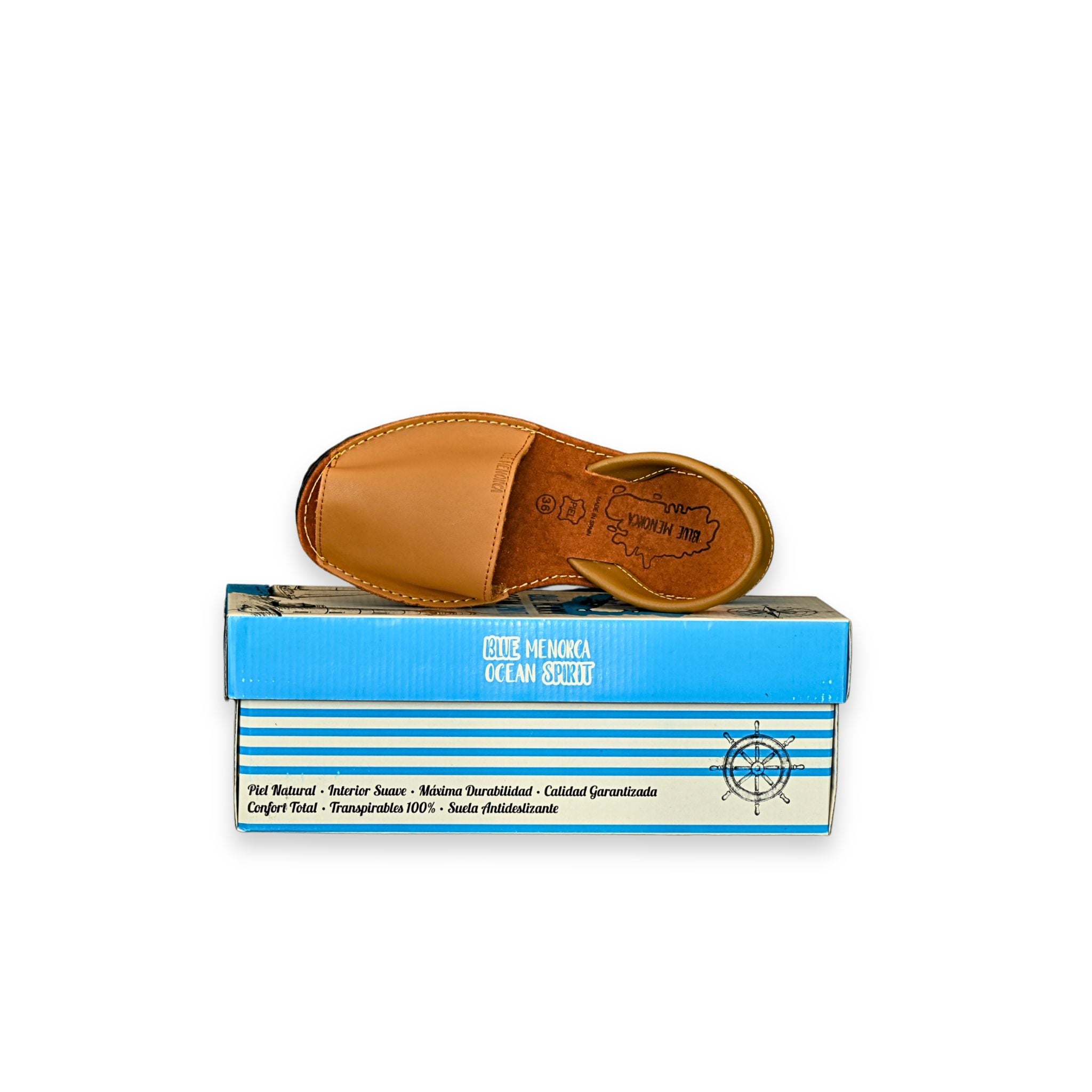 Sandalia menorquina de piel camel Blue Menorca sobre caja Ocean Spirit azul – piel natural, interior suave, suela antideslizante
