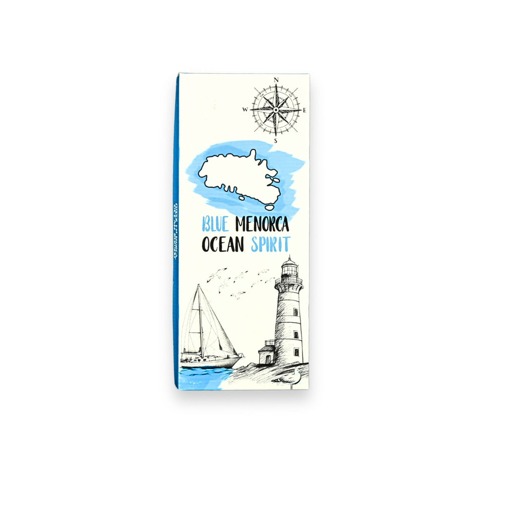 Caja Blue Menorca Ocean Spirit con ilustración de faro, velero y mapa de Menorca – calzado artesanal fabricado en España
