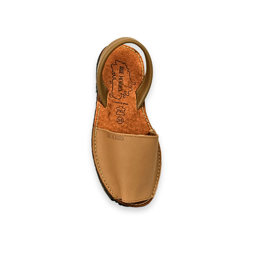 Sandalia menorquina de piel camel Blue Menorca vista cenital – plantilla de cuero grabada con logo y talla, fabricada en España
