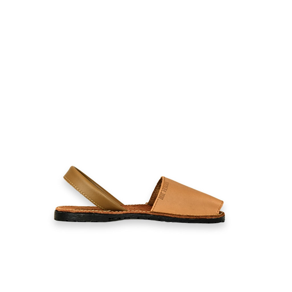 Sandalia menorquina de piel camel Blue Menorca vista lateral – suela de goma negra, correa trasera, unisex
