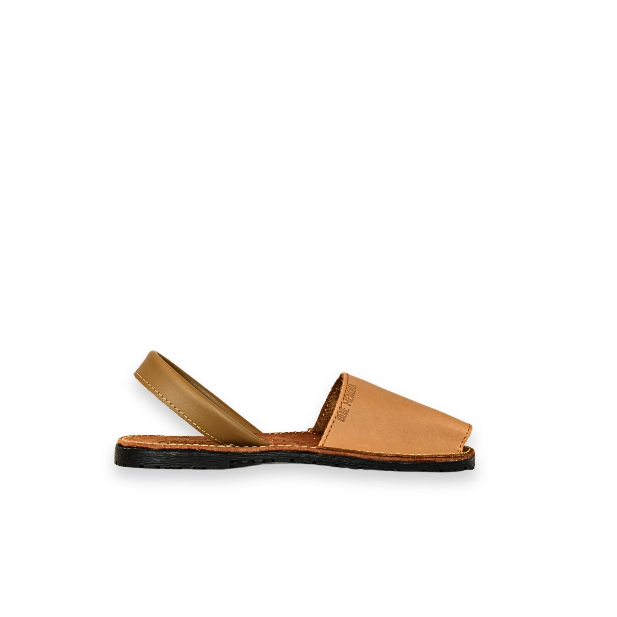 Sandalia menorquina de piel camel Blue Menorca vista lateral – suela de goma negra, correa trasera, unisex
