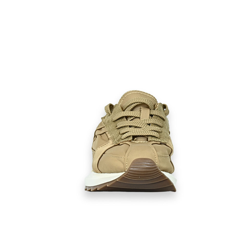 Sneakers Corina M5115 Camel - Detalle de la puntera, costuras y estructura del upper
