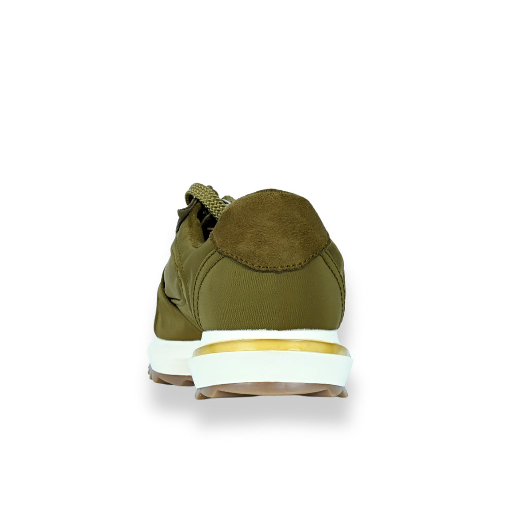 Sneakers urbanas Corina oliva – detalle talón con inserto dorado
