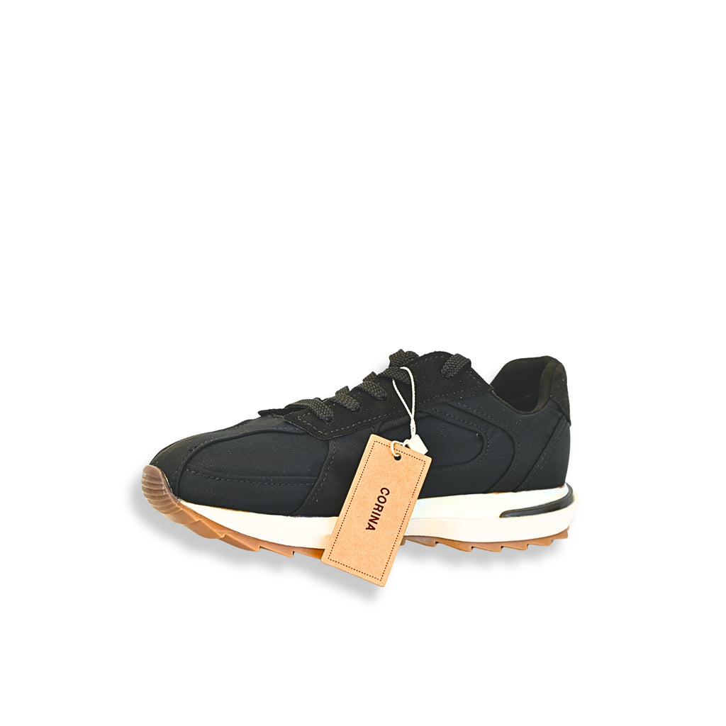 Sneakers urbanas Corina negro – perfil con etiqueta carton corina