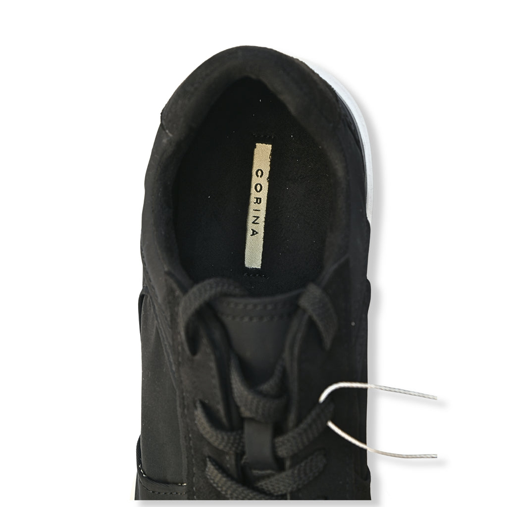 Sneakers urbanas Corina negro – detalle interior frontal con etiqueta Corina
