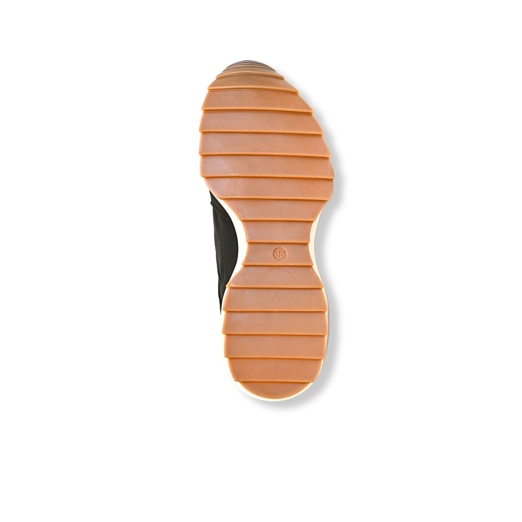 Sneakers urbanas Corina negro – suela track caramelo dentada
