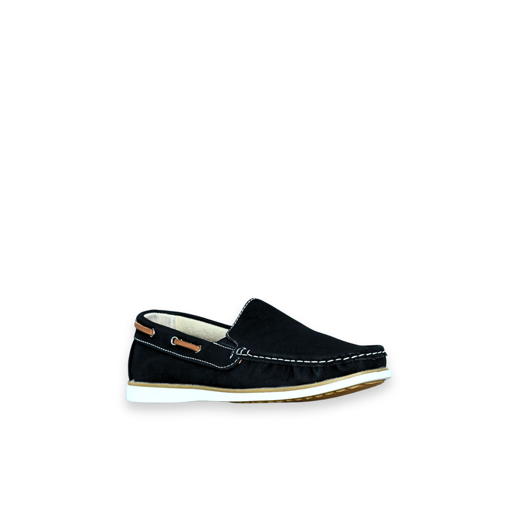 Zapatos náuticos unisex Kalasity negros vista en ángulo, con pespunte blanco a contraste, detalle de cordón camel y suela blanca flexible
